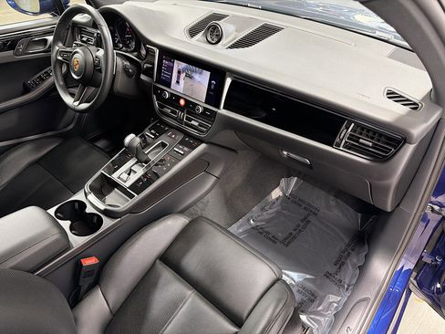 Certified 2025 Porsche Macan image 15