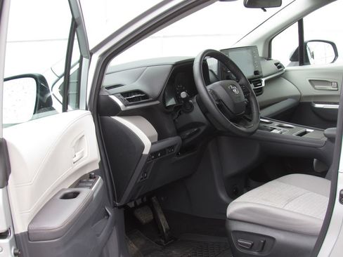 Used 2024 Toyota Sienna LE AWD/4WD image 10