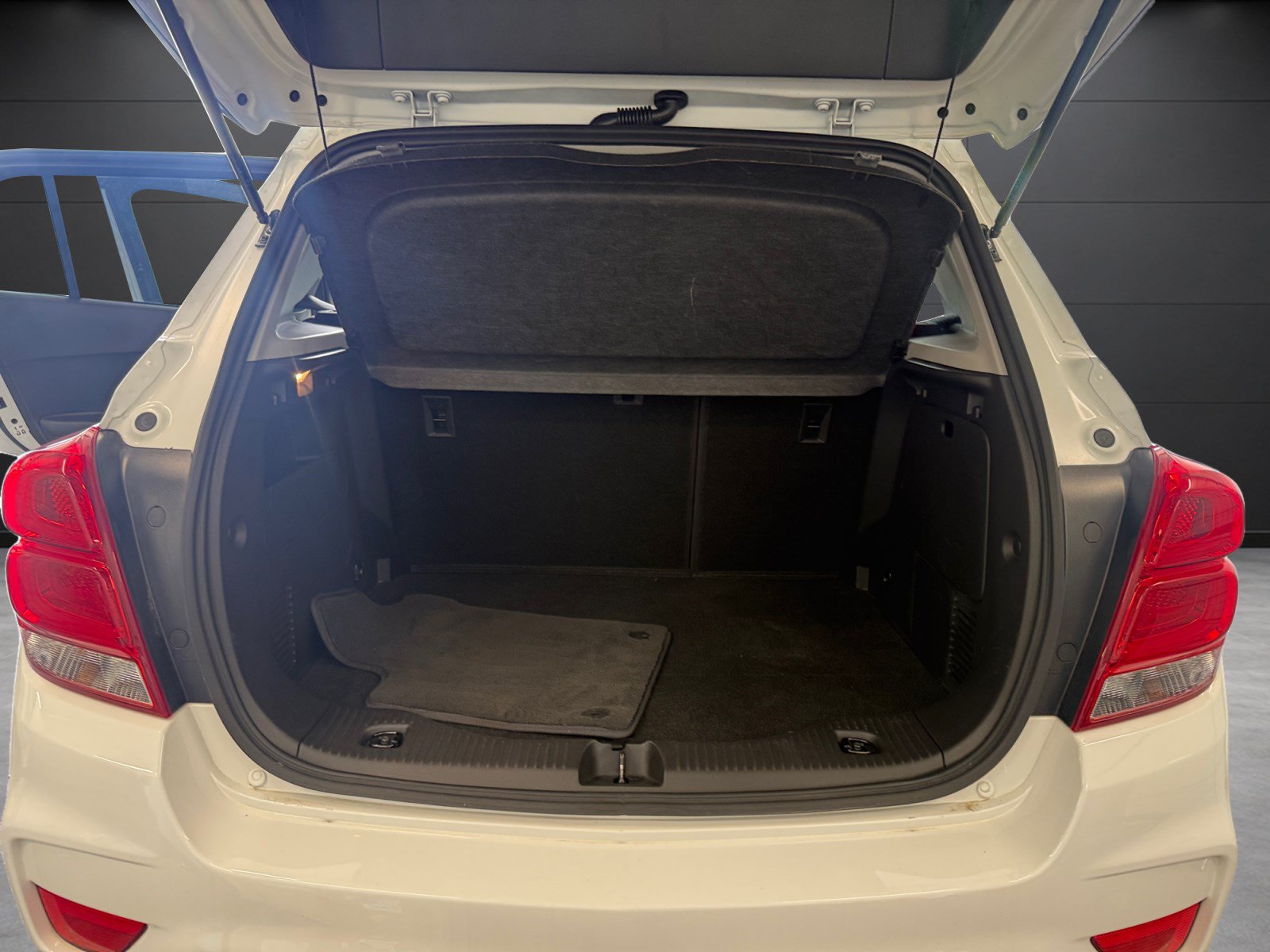 Used 2022 Chevrolet Trax LT w/ Sport Edition FWD image 17