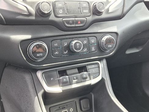 Used 2022 GMC Terrain SLE w/ Driver Convenience Package FWD image 10