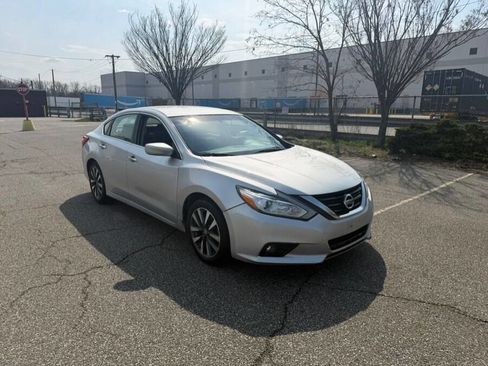 Used 2017 Nissan Altima 2.5 SV image 2