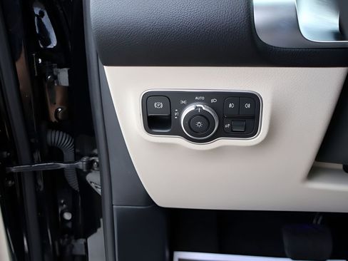 Certified 2025 Mercedes-Benz GLB 250 4MATIC image 38