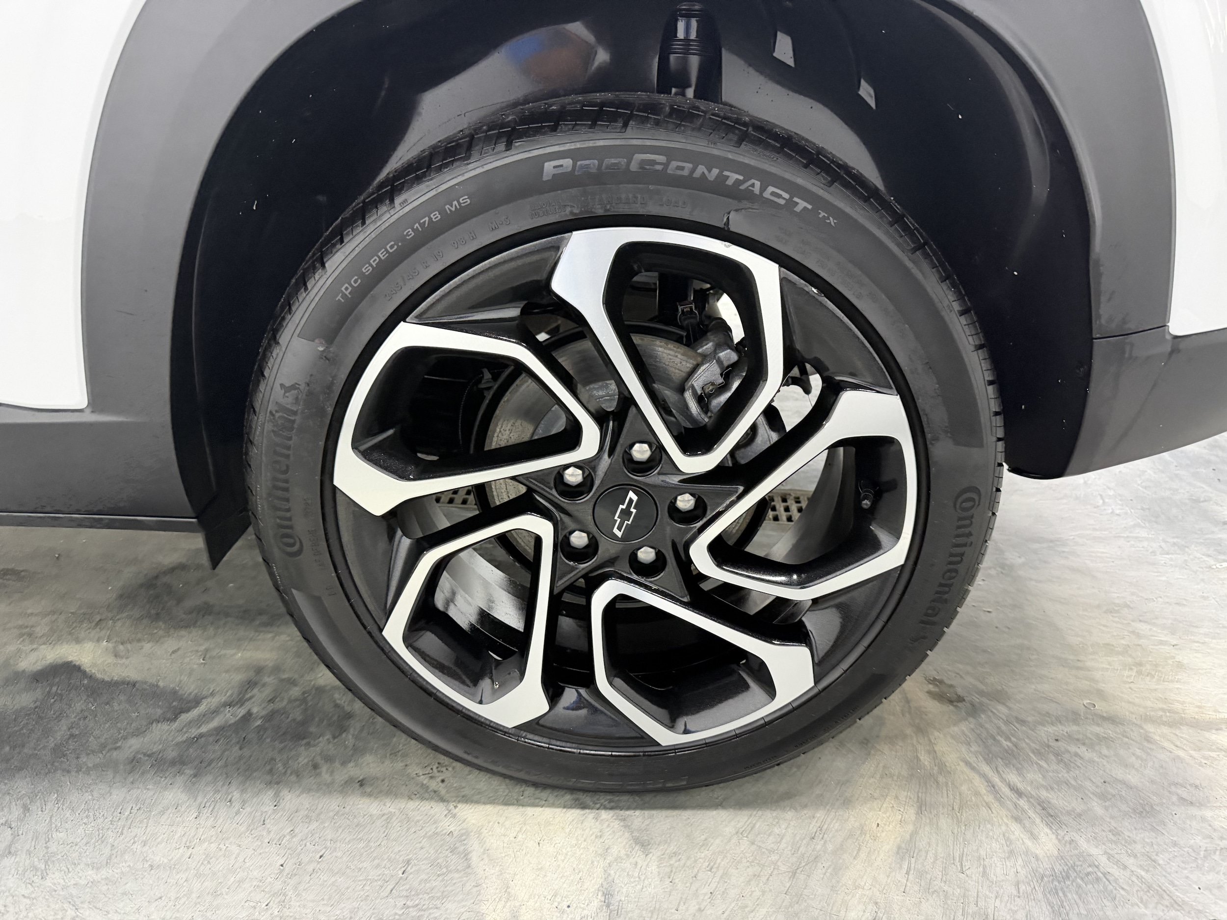 Used 2024 Chevrolet Trax RS w/ Sunroof Package FWD image 26