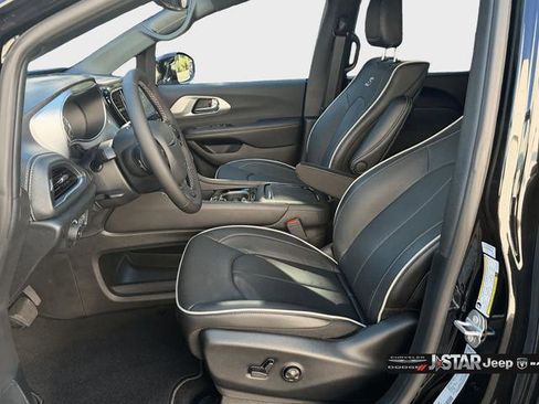 New 2026 Chrysler Pacifica Limited w/ Uconnect Theater Family Group FWD image 10