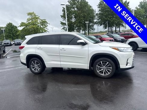 Used 2017 Toyota Highlander XLE AWD/4WD image 3