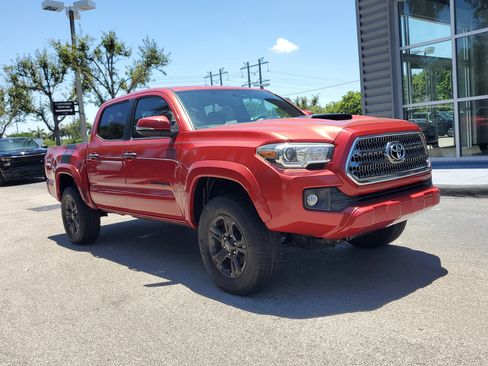 Used 2017 Toyota Tacoma TRD Sport image 27