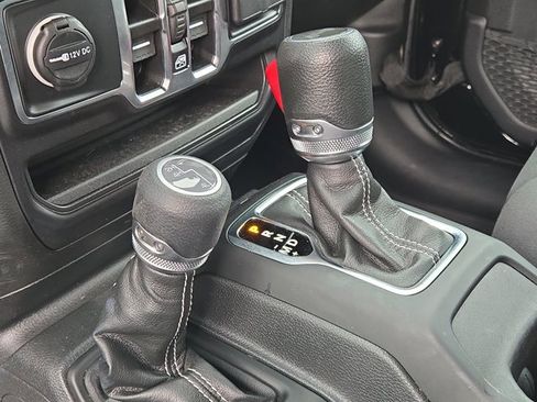 Used 2023 Jeep Wrangler Unlimited Sahara image 31