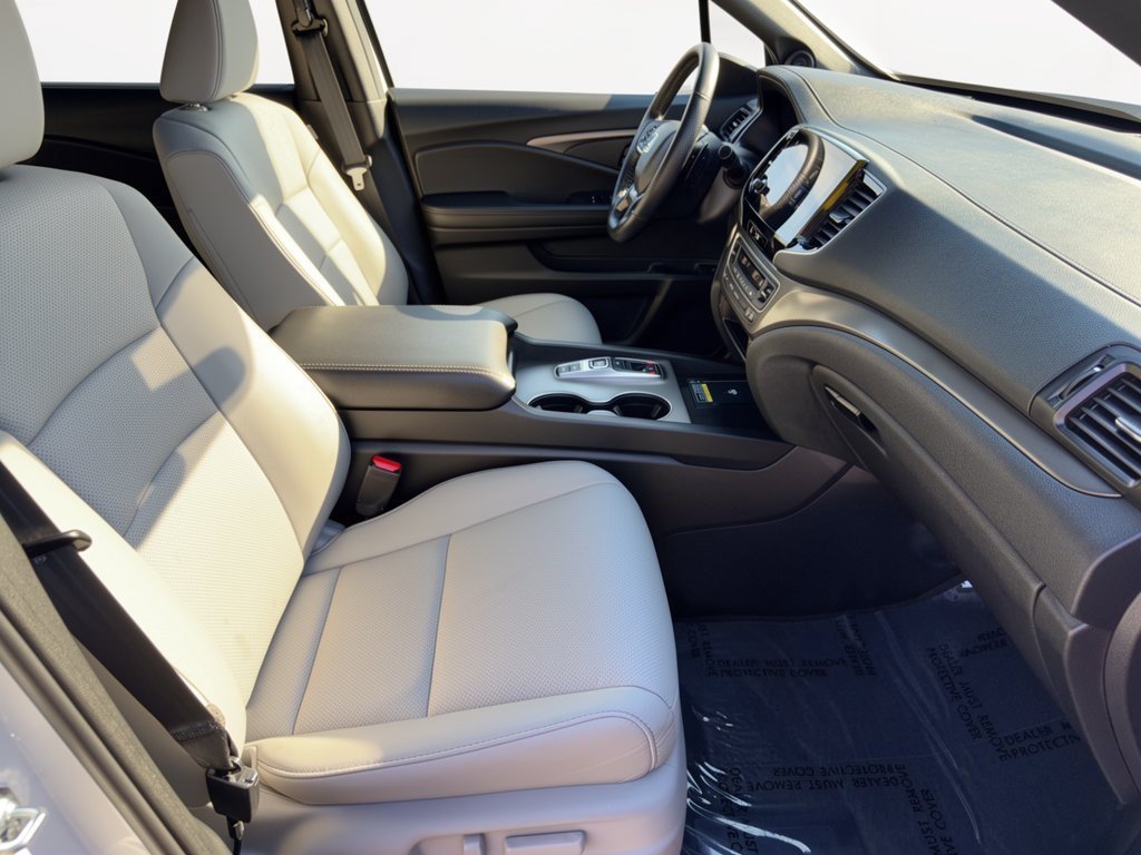 Certified 2025 Honda Passport EX-L image 30