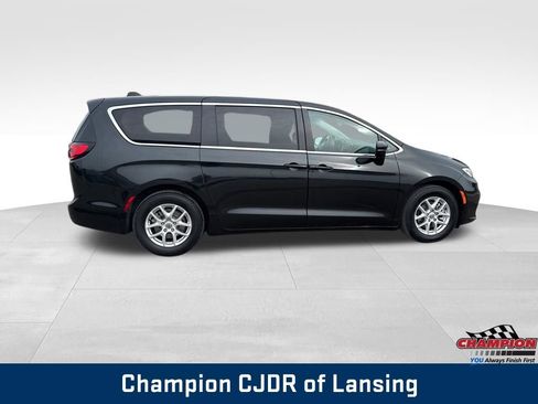 Used 2024 Chrysler Pacifica Touring-L FWD image 7