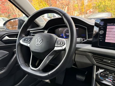 Used 2025 Volkswagen Jetta SE image 33