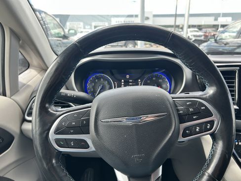 Used 2021 Chrysler Pacifica Touring-L FWD image 17