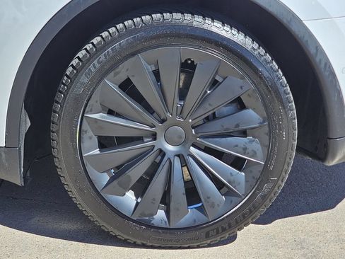 Used 2022 Tesla Model Y Long Range AWD/4WD image 32