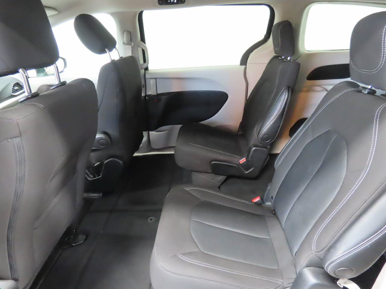 Used 2023 Chrysler Voyager LX FWD image 15