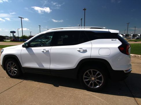 Used 2024 GMC Terrain SLT AWD/4WD image 14