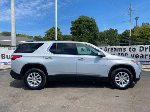 Used 2020 Chevrolet Traverse LT w/ Driver Confidence II Package FWD image 2