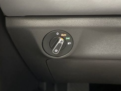 Used 2025 Volkswagen Jetta SE w/ Sunroof Package image 24