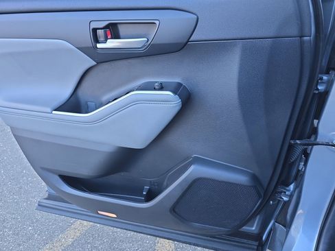 Used 2023 Toyota Highlander XLE image 34