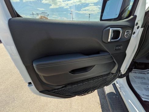 Used 2021 Jeep Wrangler Unlimited Sahara w/ Uconnect 4C Nav & Sound Group AWD/4WD image 15