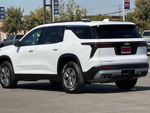 Used 2025 Chevrolet Traverse LT FWD image 7