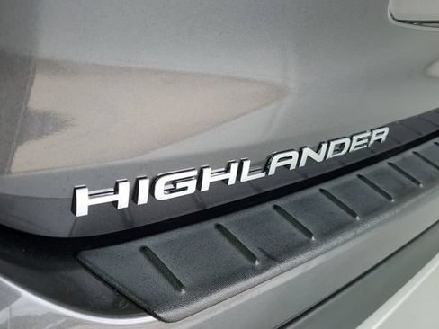 Used 2024 Toyota Highlander XSE FWD image 9