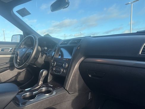 Used 2019 Ford Explorer XLT w/ Equipment Group 201A image 10