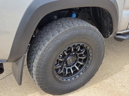 Used 2020 Toyota Tacoma TRD Off-Road AWD/4WD image 7