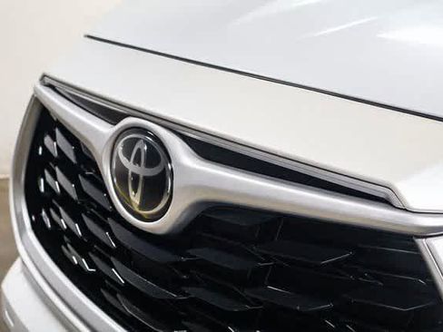 Certified 2022 Toyota Highlander XLE image 9