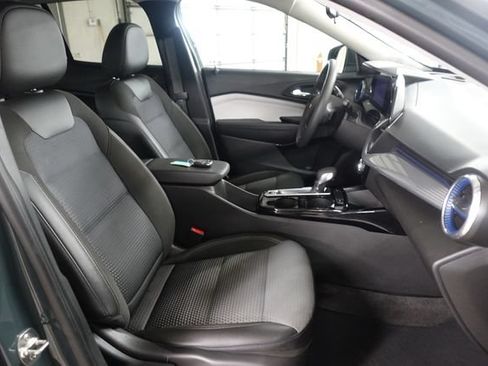 Used 2025 Chevrolet Trax LT FWD image 25