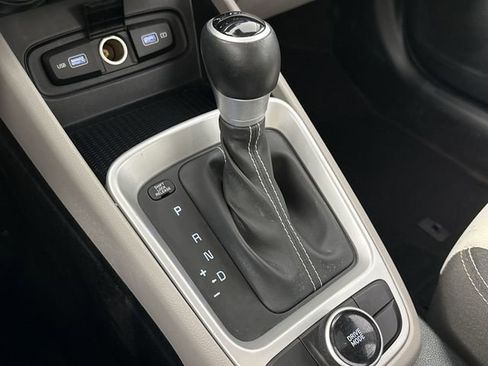 Used 2022 Hyundai Venue SEL w/ Cargo Package image 23