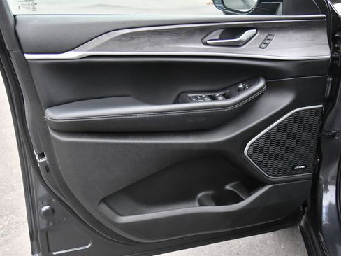 Used 2023 Jeep Grand Cherokee 4WD 4xe image 16