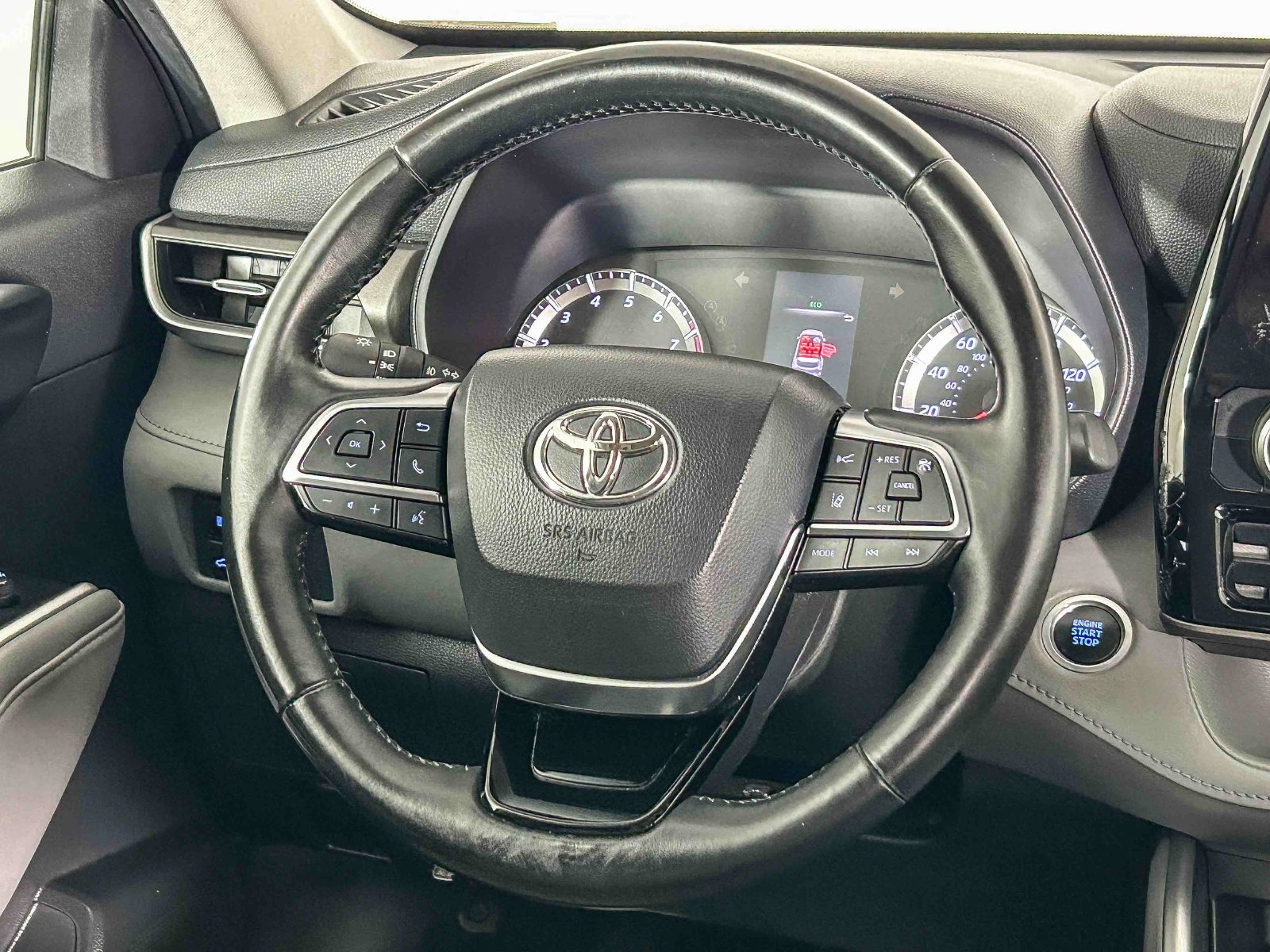 Used 2021 Toyota Highlander LE FWD image 16