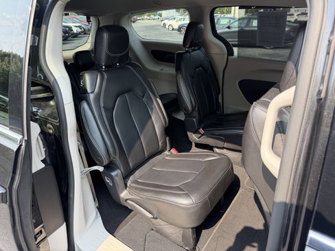 Used 2023 Chrysler Pacifica Touring-L FWD image 13
