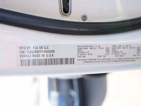 Used 2023 Jeep Wagoneer L Series II image 61