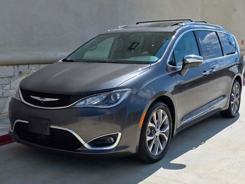 Used 2018 Chrysler Pacifica Limited w/ Tire & Wheel Group FWD image 7