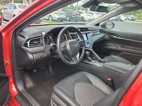 Used 2020 Toyota Camry SE FWD image 19