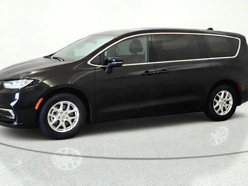 Used 2023 Chrysler Pacifica Touring-L FWD image 3