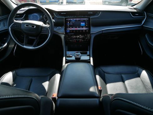 Used 2023 Jeep Grand Cherokee Limited w/ Black Appearance Package image 10