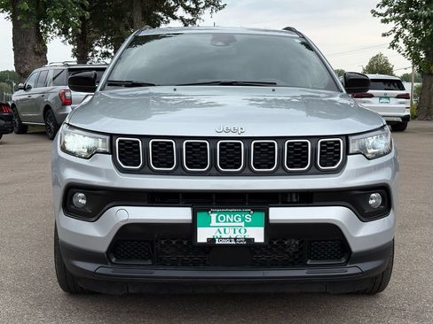 Used 2025 Jeep Compass Latitude AWD/4WD image 3
