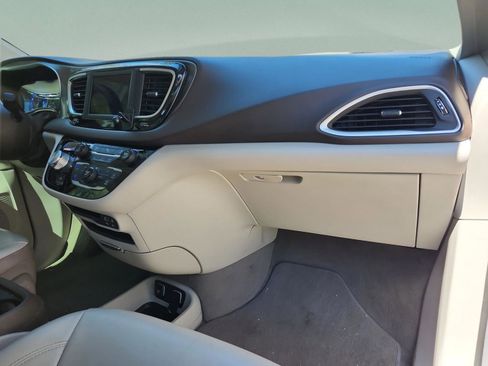 Used 2019 Chrysler Pacifica Touring-L image 19