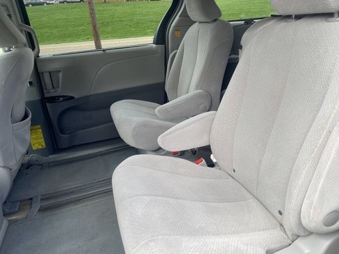 Used 2013 Toyota Sienna LE w/ Towing Pkg image 6