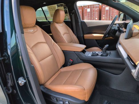 Used 2025 Cadillac XT4 Premium Luxury w/ Technology Package FWD image 33