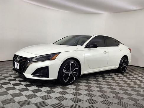 Used 2023 Nissan Altima 2.5 SR w/ SR Premium Package image 1