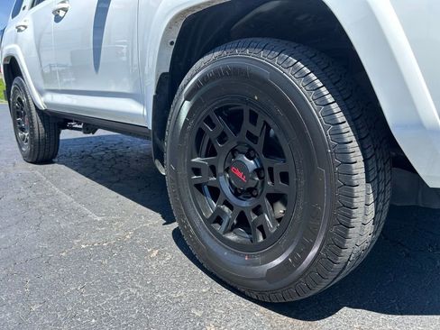 Used 2022 Toyota 4Runner SR5 Premium w/ Moonroof Package AWD/4WD image 11