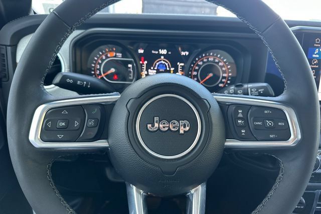 Used 2025 Jeep Wrangler Unlimited Sahara AWD/4WD image 26