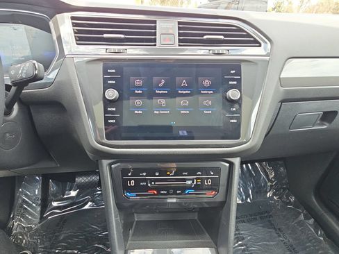 Used 2023 Volkswagen Tiguan SE w/ Panoramic Sunroof Package FWD image 19