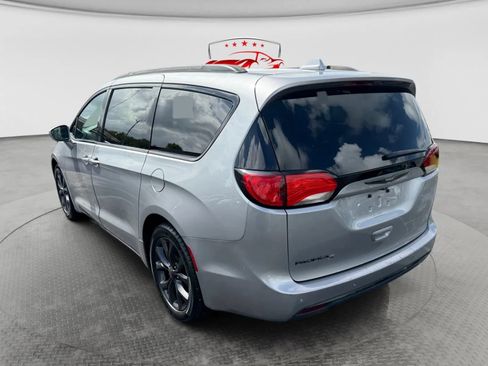 Used 2019 Chrysler Pacifica Touring-L w/ S Appearance Package FWD image 3
