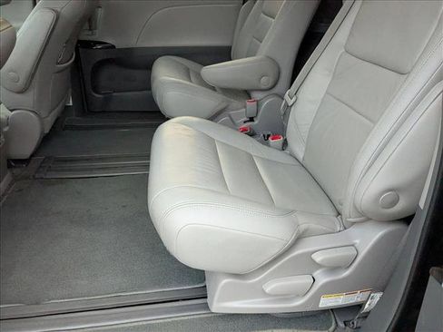 Used 2018 Toyota Sienna XLE image 19