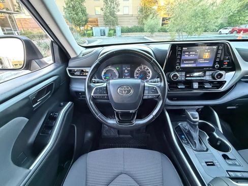 Used 2021 Toyota Highlander LE FWD image 19