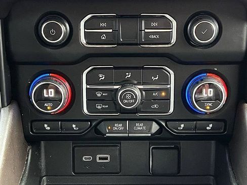 Used 2022 Chevrolet Suburban LT RWD image 35