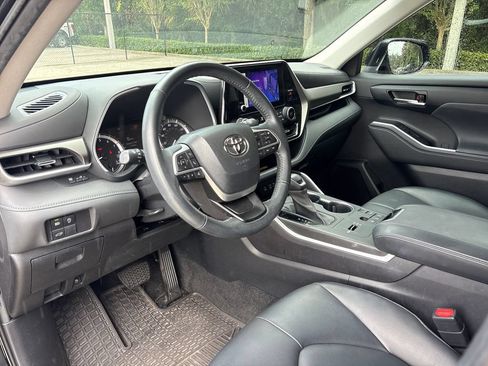 Used 2023 Toyota Highlander XLE FWD image 6